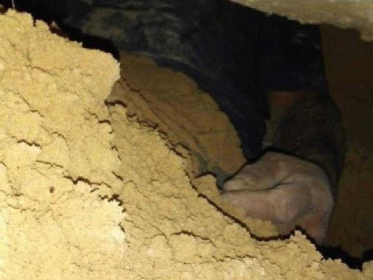 Mexicano queda atrapado en hoyo que cavó para espiar a su ex