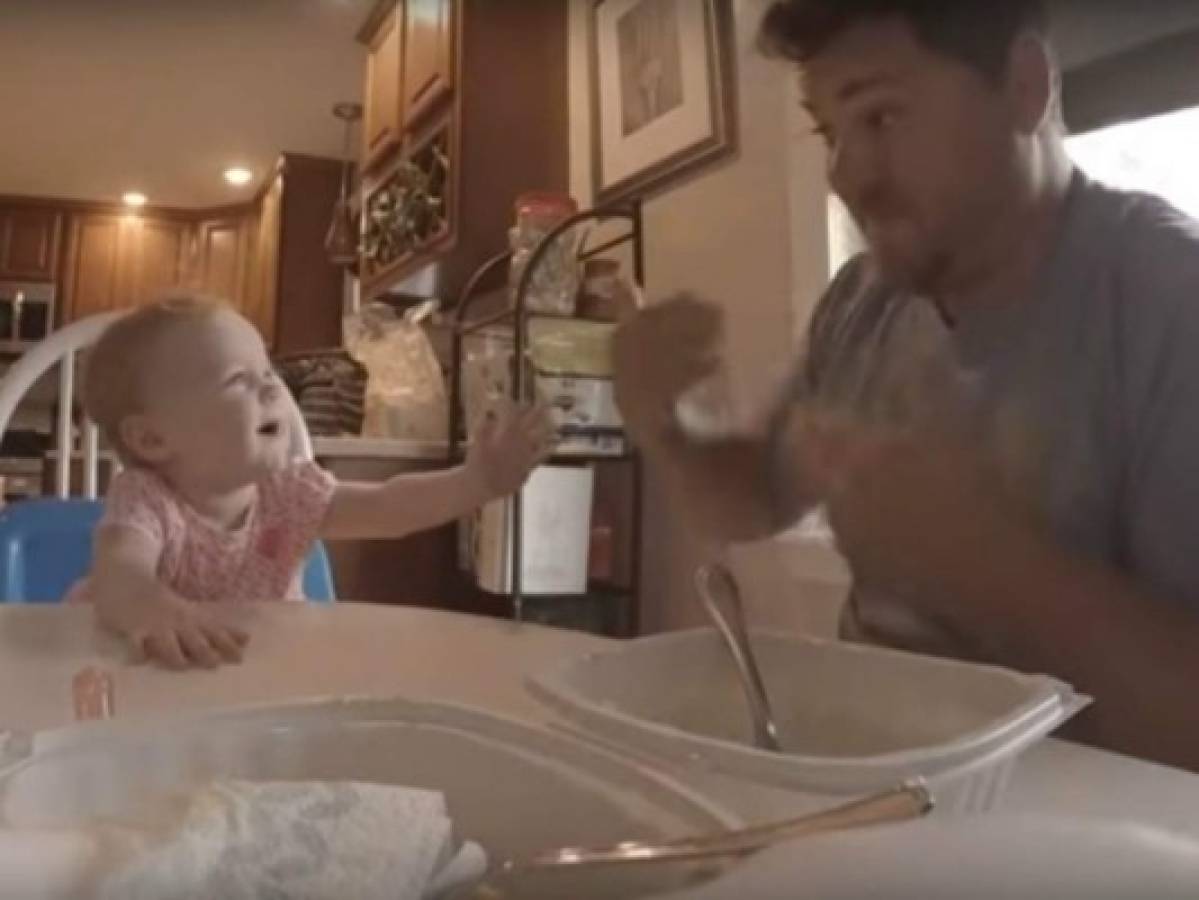 Padre sordo le canta a su hija 'If you're happy and you know it' en lenguaje de señas