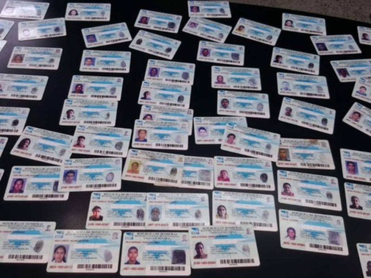 Encuentran 89 tarjetas de identidad tiradas entre matorrales en Choluteca