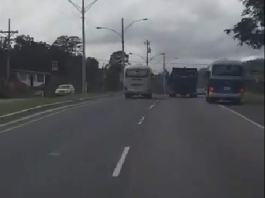 El vídeo captó cuando el conductor le rebasa a una volqueta en imprudente maniobra.