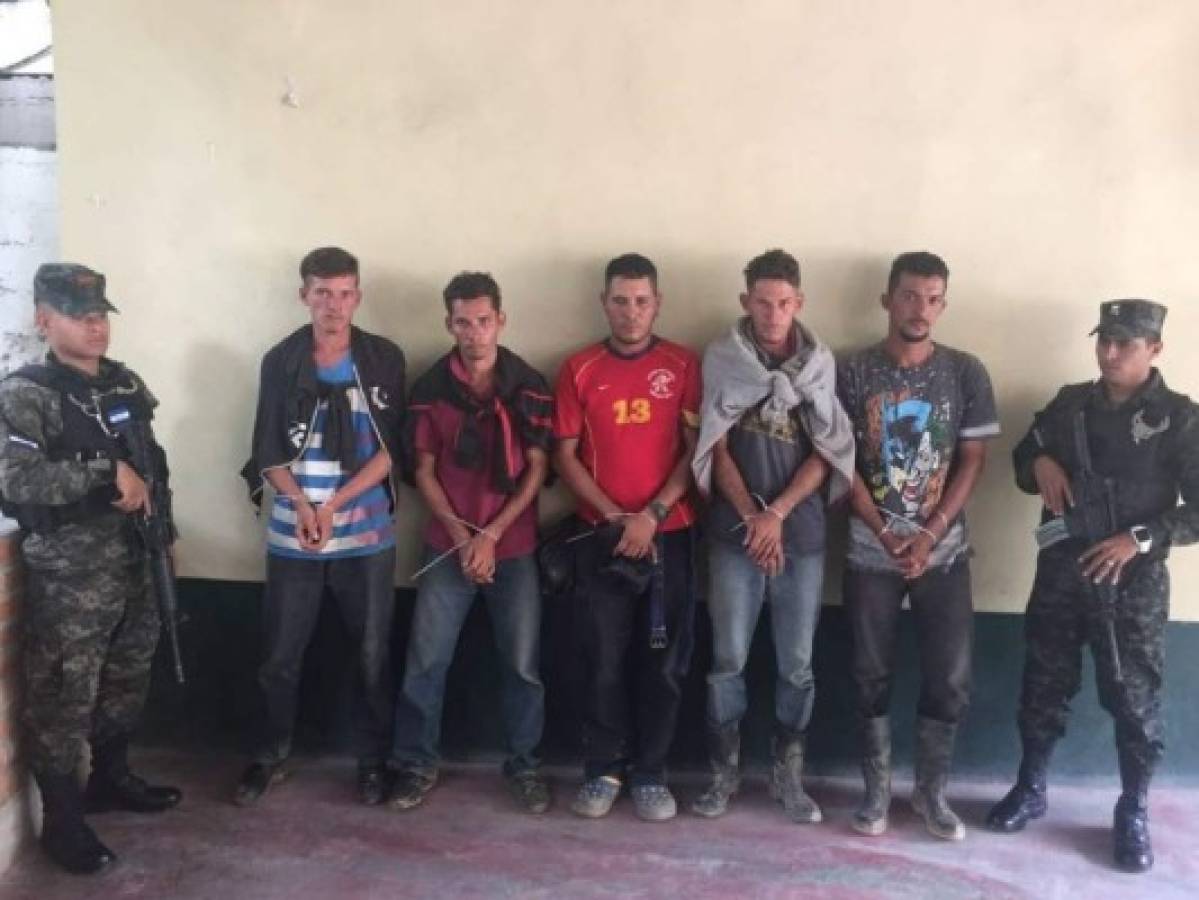 Capturan a 'Los Trocos' con indumentaria policial y armas de grueso calibre en Olancho