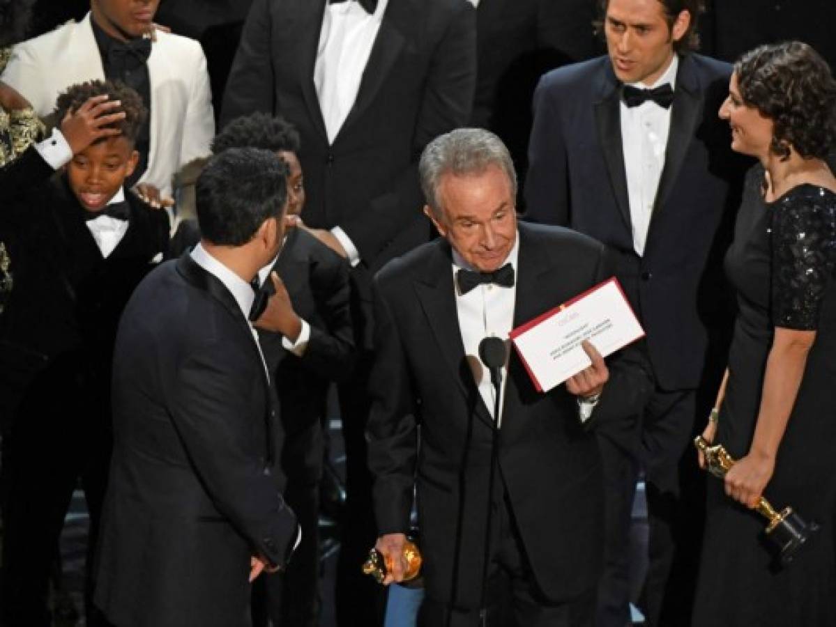 Empresa auditora del Óscar se disculpa por confusión en premio a mejor película