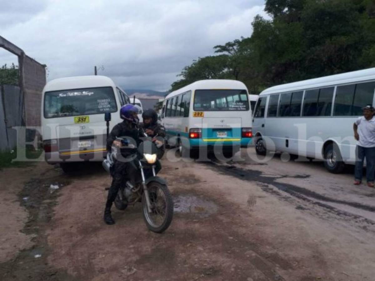 Una de las balas impactó el motor lo que provocó que se derramara el aceite. Foto: El Heraldo