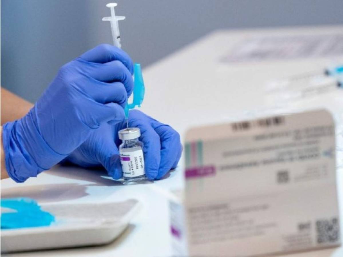 Más países europeos suspenden el uso de vacuna de AstraZeneca, pese a respaldo de OMS