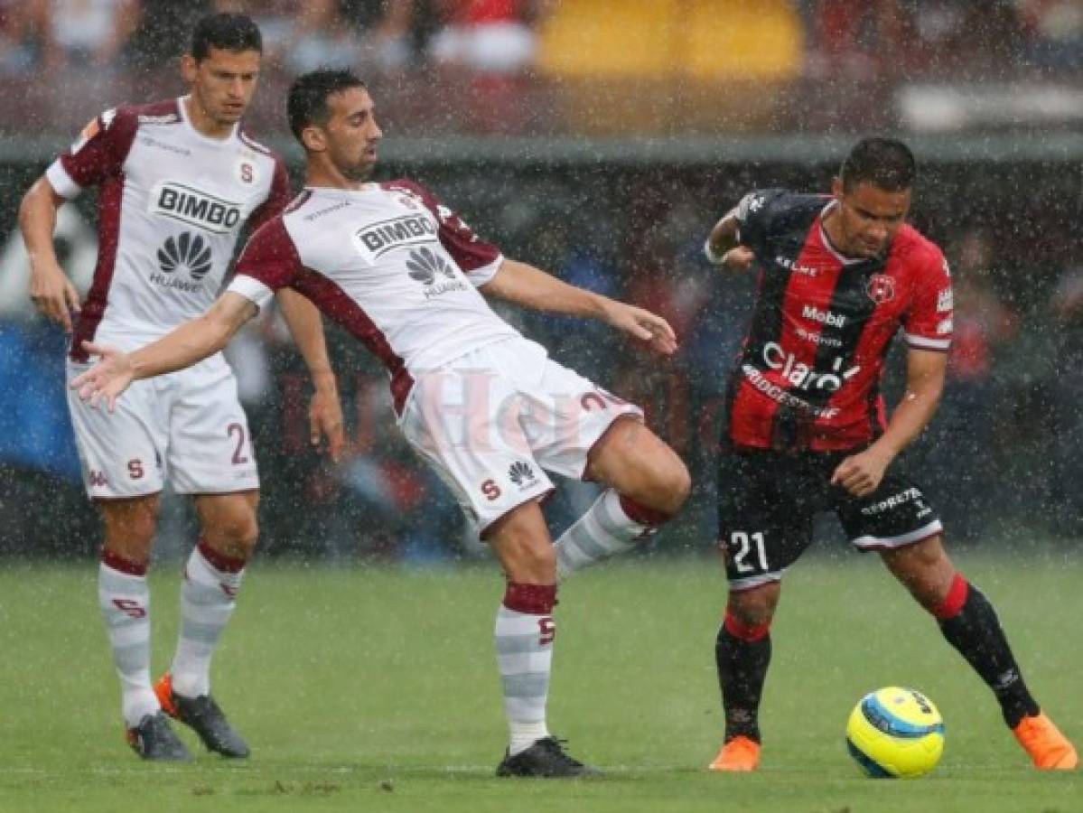 Alajuela se dejó empatar 3-3 ante Saprissa en el inicio de la cuadrangular final en Costa Rica
