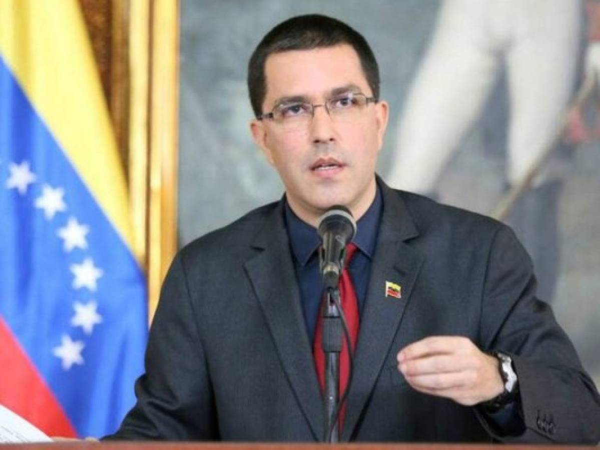 Canciller de Venezuela califica a Pence de 'violador' de derechos de inmigrantes