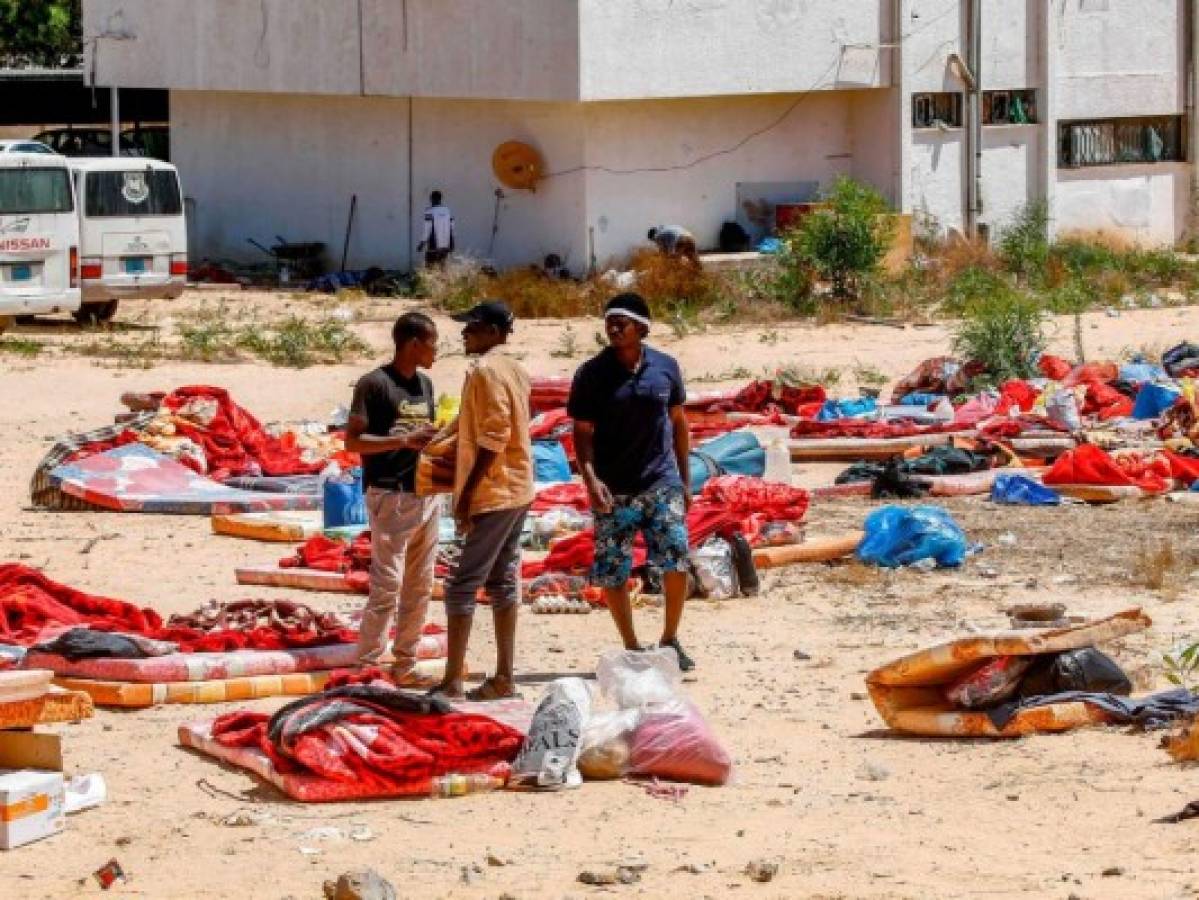 Más de 40 migrantes mueren en un bombardeo en centro de detención en Libia