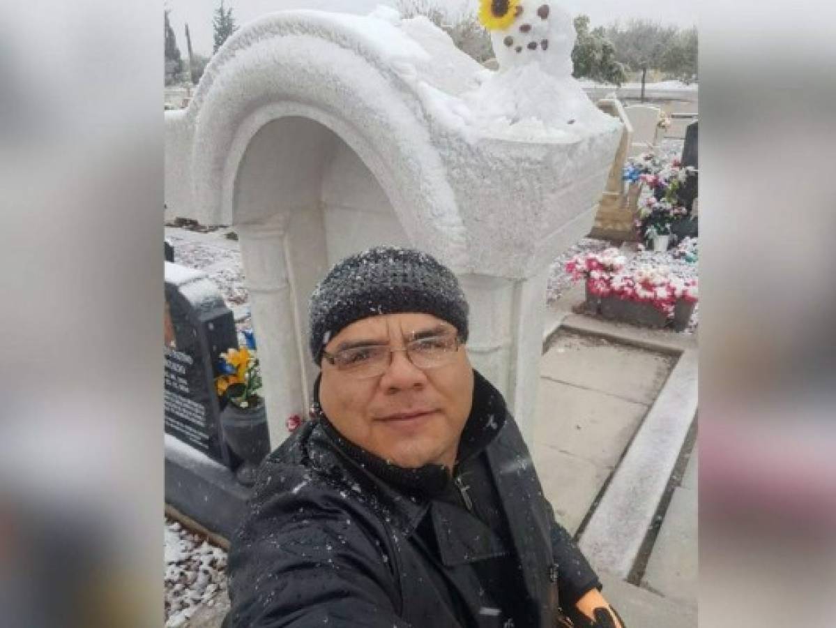 Viral: Hombre conmueve al mundo al hacer muñeco de nieve sobre tumba de su madre