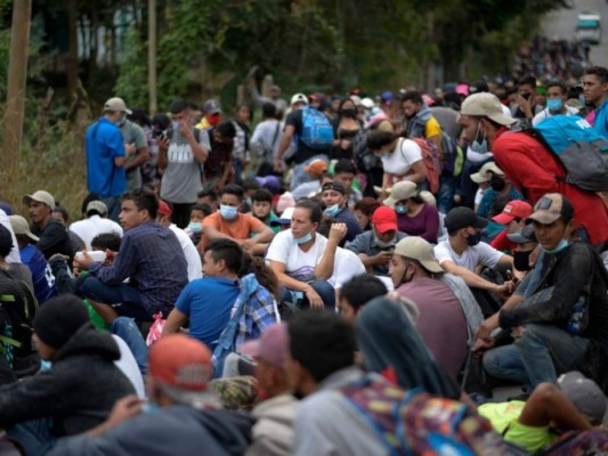 Las calles de Vado Hondo lucen llenas de grupos de migrantes, entre los que viajan familias completas. Foto: AFP