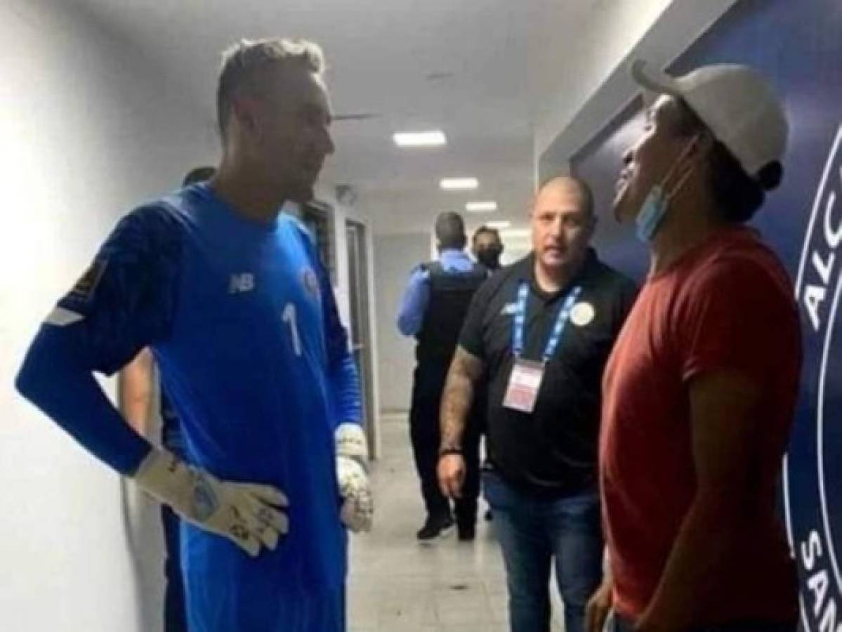 Rambo de León y su amena plática con Keylor Navas tras el Honduras-Costa Rica