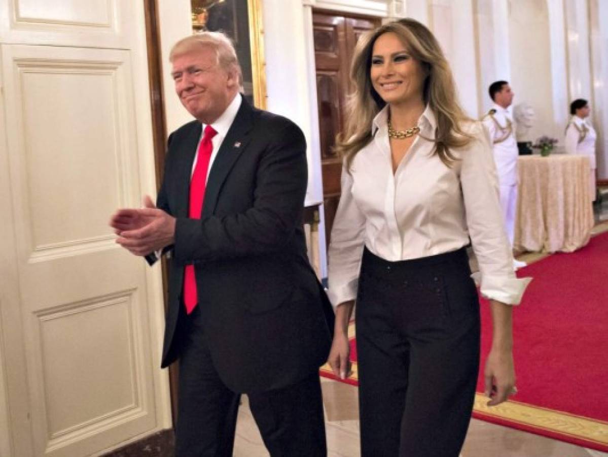 El presidente Donald Trump camina por la Casa Blanca junto a su esposa Melania Trump. Foto: Agencia AFP
