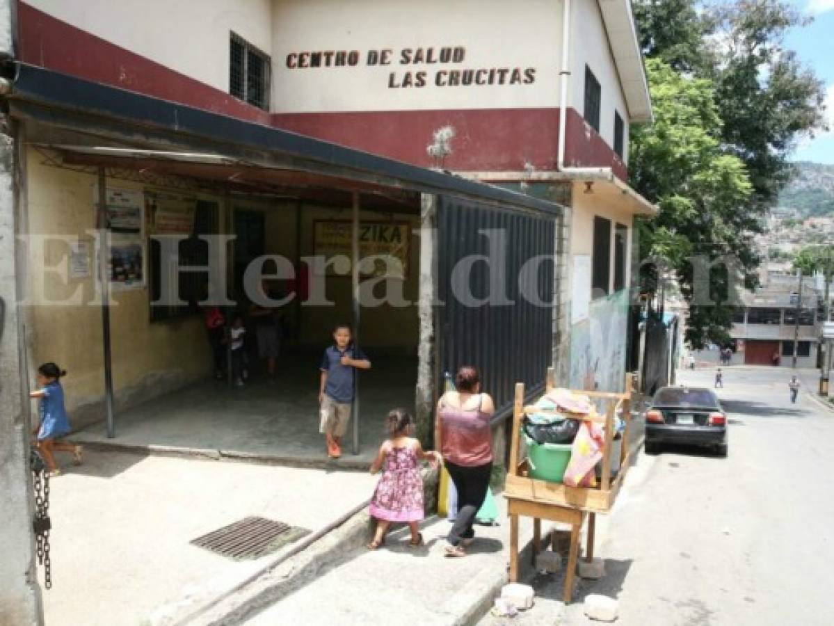 Le roban bebé a hondureña en centro de salud de Las Crucitas en la capital de Honduras