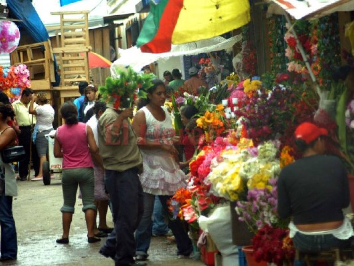 La cuarta avenida de Comayagüela es una de las principales zonas donde se venden flores y coronas en esta temporada. (Foto: El Heraldo)