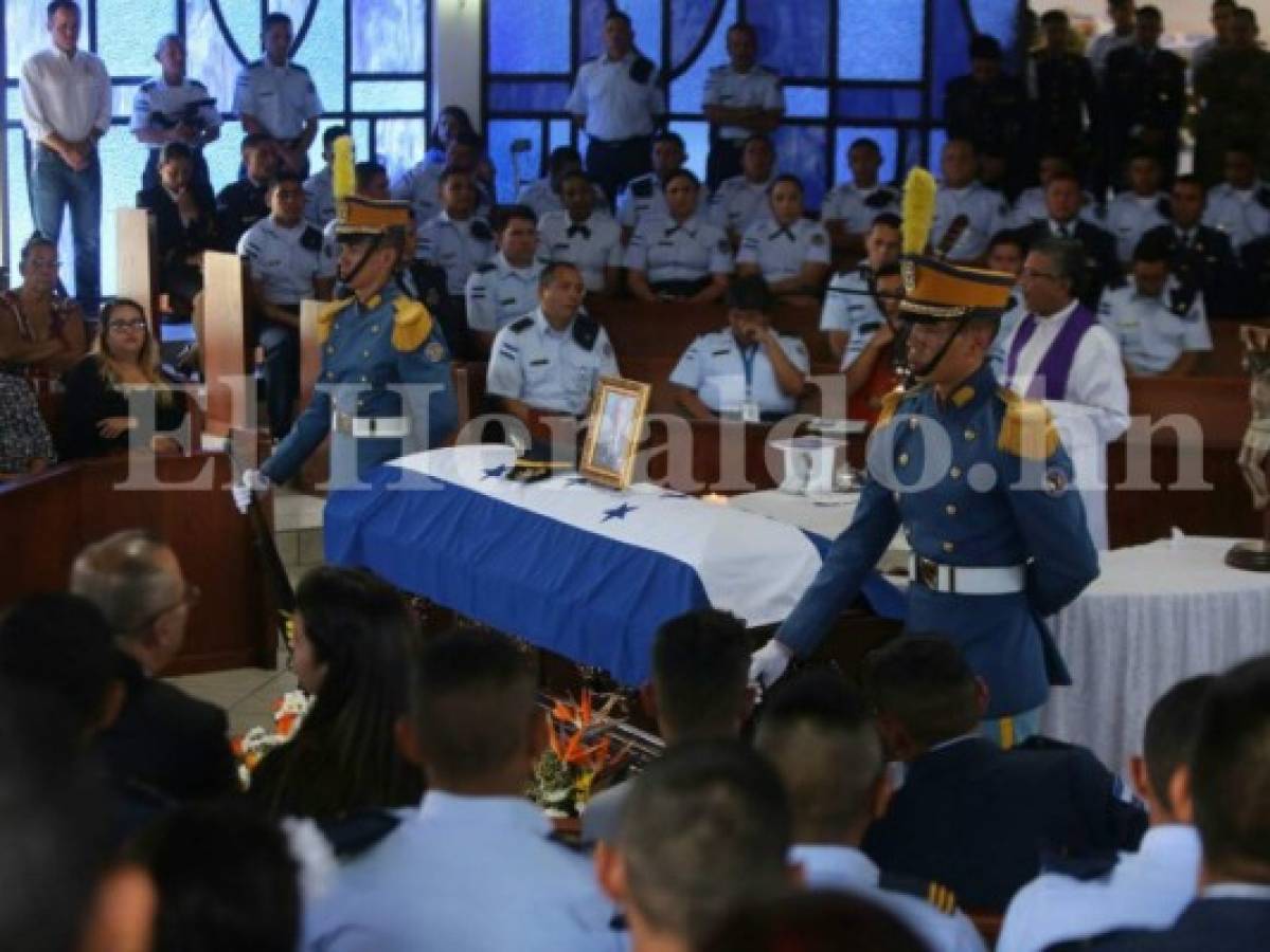 Varios cadetes rodean su féretro en señal de respeto al capitán hondureño que murió realizando su trabajo.