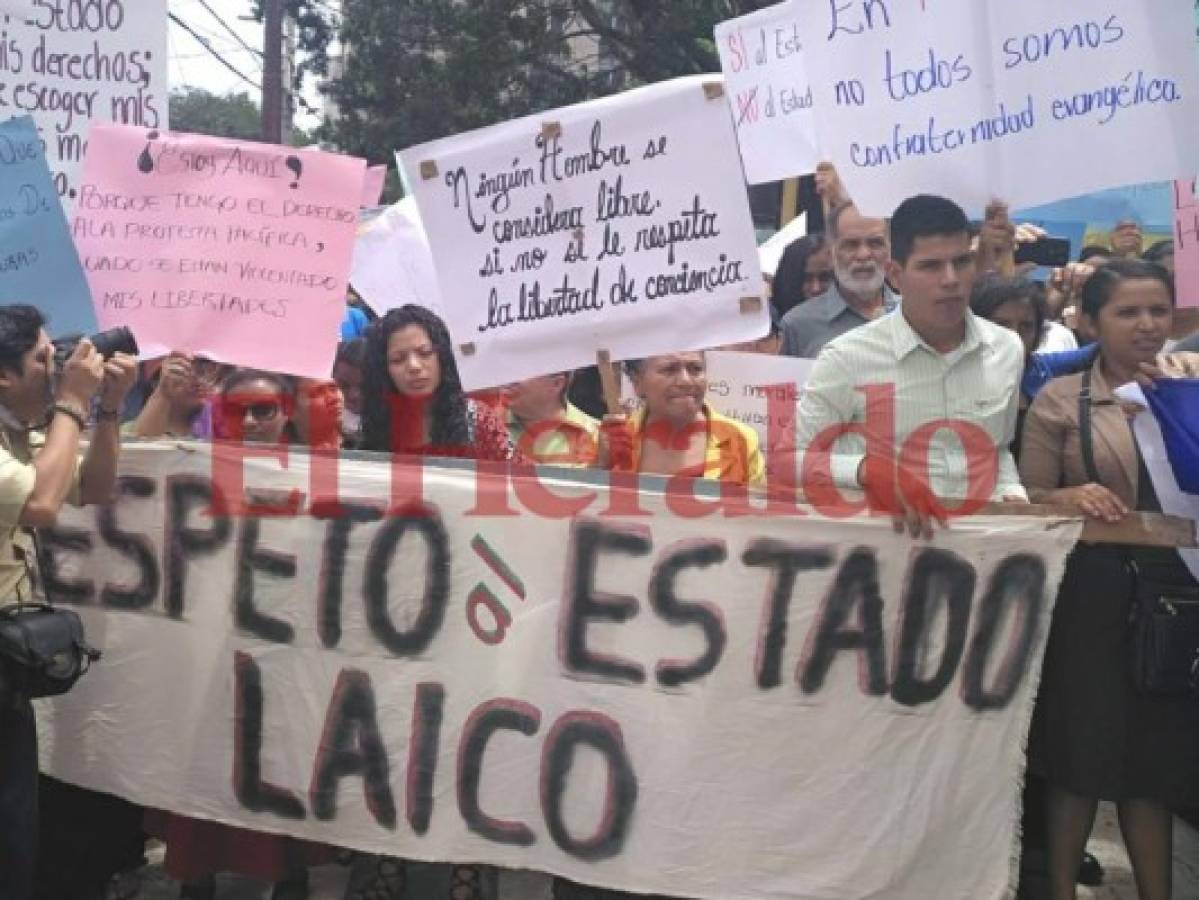 Hondureños protestan frente al Congreso Nacional contra lectura de la Biblia en las escuelas
