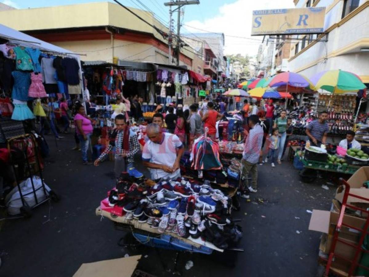 Los puestos de ventas ambulantes están a lo largo y ancho de toda la quinta avenida de Comayagüela.