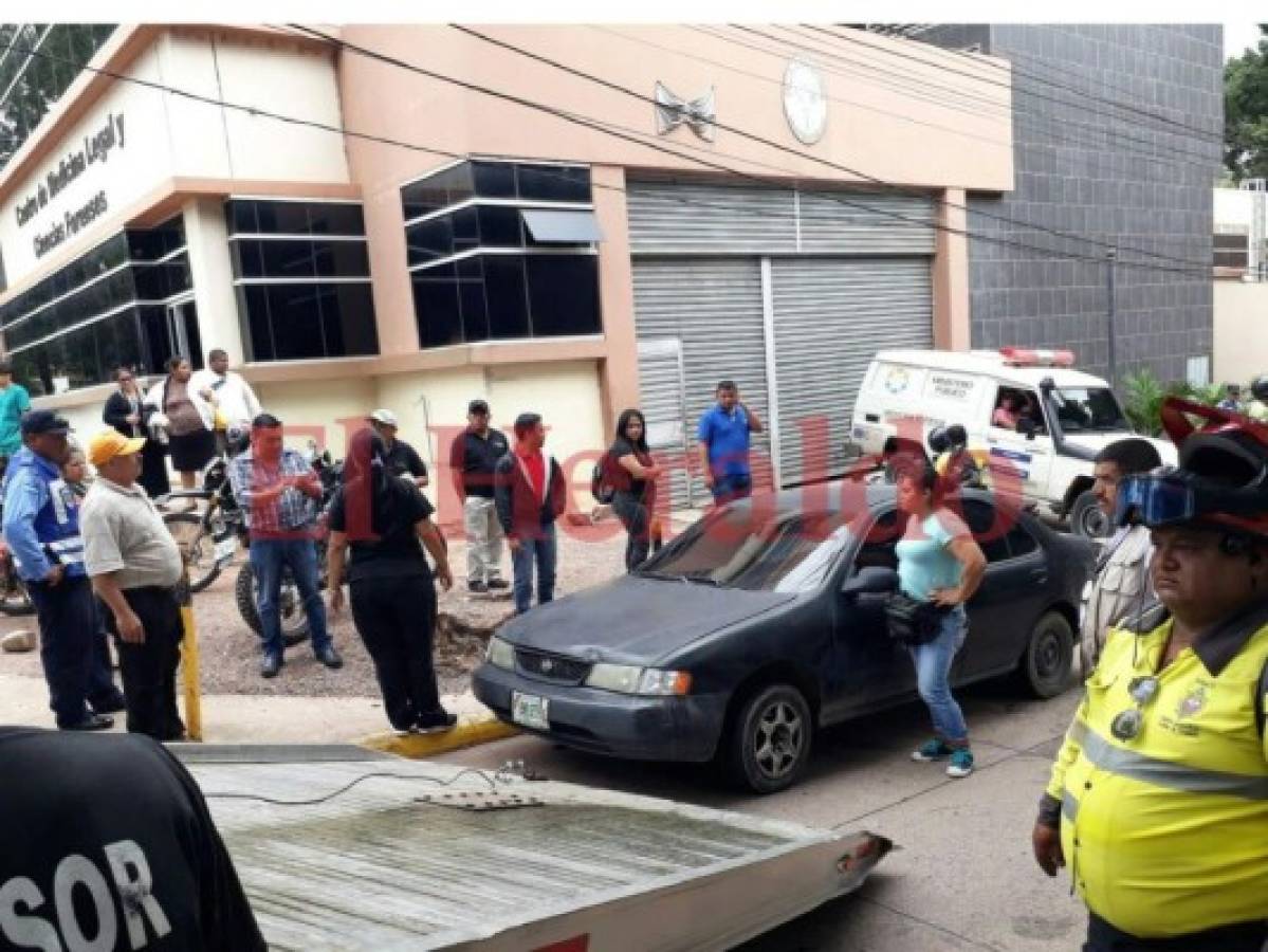 Mientras recogen el cuerpo de un familiar en la morgue grúas les llevan sus vehículos