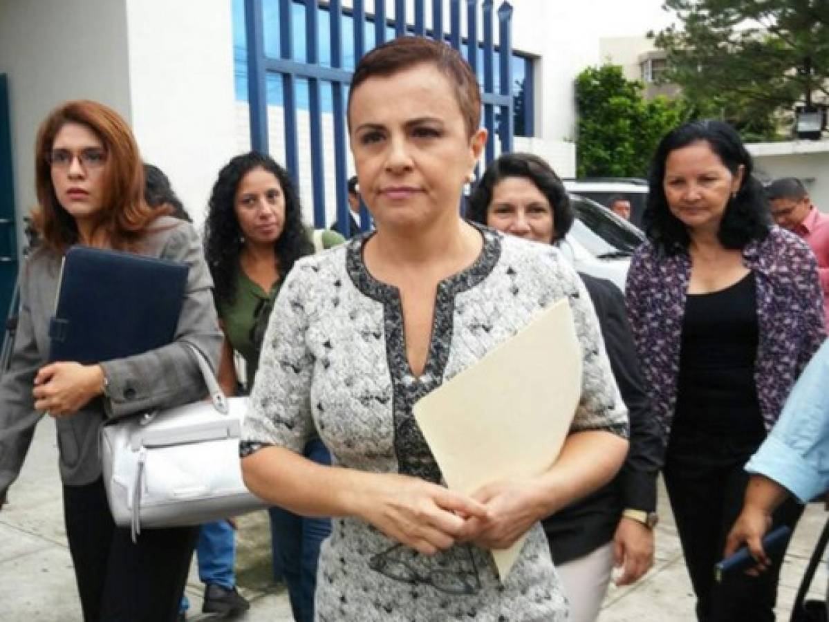 Acusan a ex primera dama de El Salvador de simular un delito