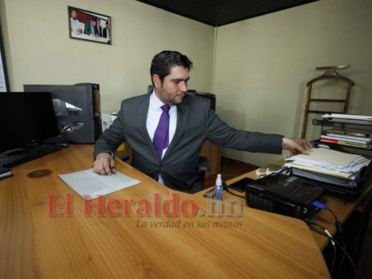 Rolando Kattán, comisionado del Registro Nacional de las Personas (RNP) en su despacho. Fotos: Emilio Flores / EL HERALDO.