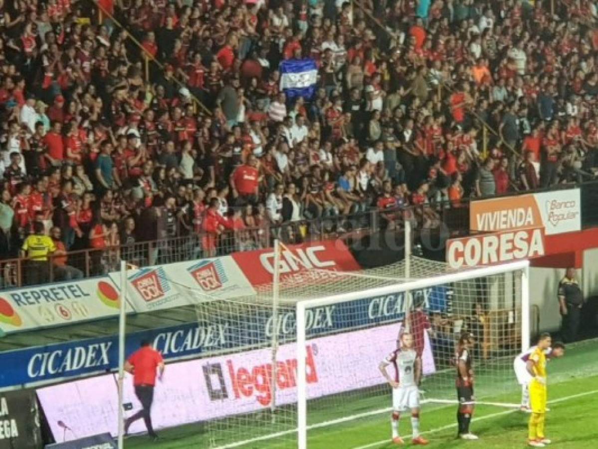 La Bandera de Honduras entre la masa de los aficionados costarricenses de la Liga Alajuelense. Foto: Fanny Tayver / La Nación.