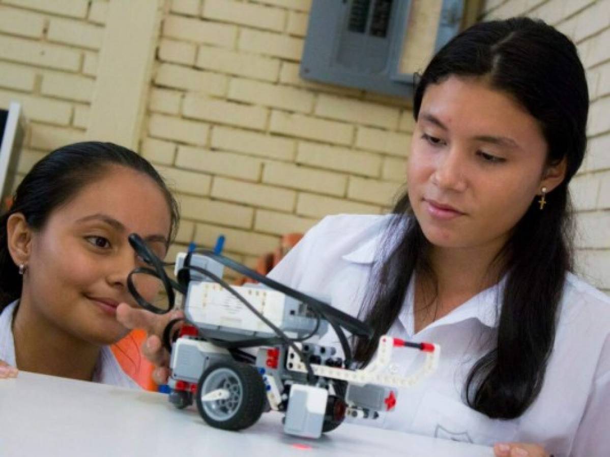 Niñas hondureñas incursionan en ciencias, tecnología, ingeniería y matemáticas