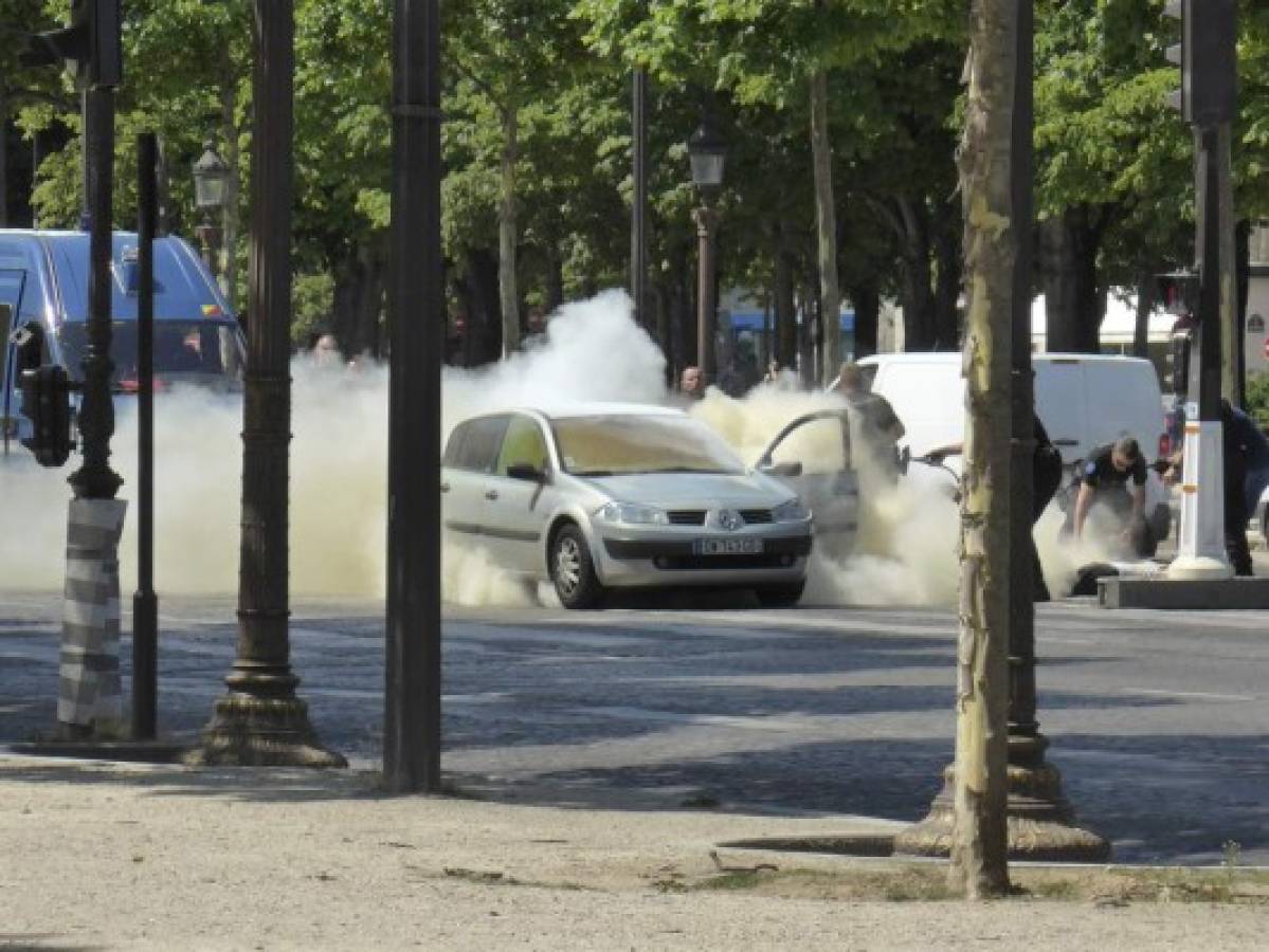 Campos Elíseos sufren intento de atentado cuando vehículo embiste furgón policial en París