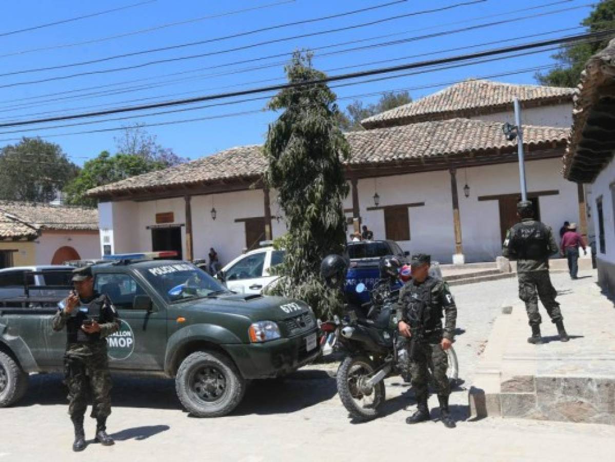 Ojojona y Santa Ana inundados de militares