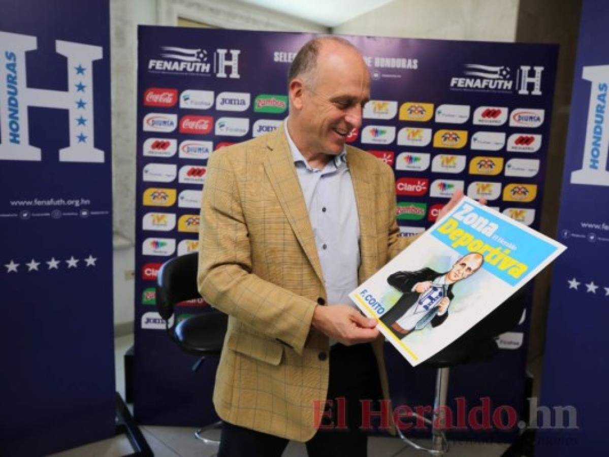 Fabián Coito, entrenador de Honduras, quedó muy contento con el detallazo que le obsequió El Heraldo. Foto: David Romero