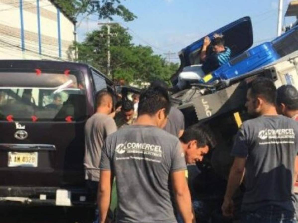 Varios heridos deja accidente entre bus y camión en San Pedro Sula