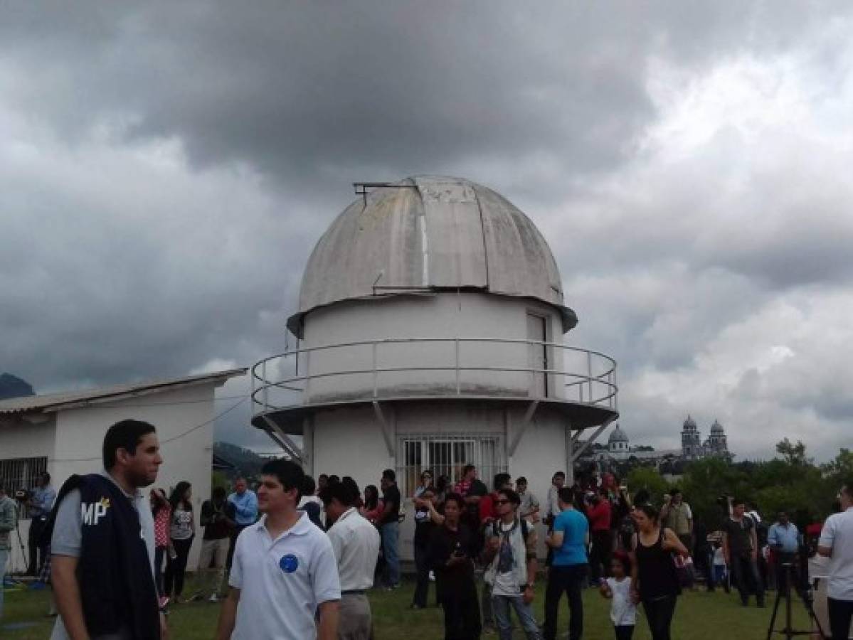 El clima no dejó ver el eclipse solar a los capitalinos