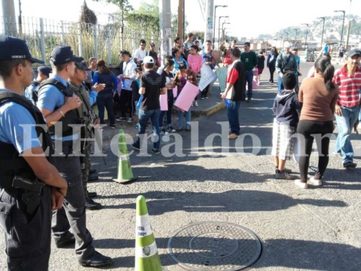 Agentes de la Policía Municipal y de la Dirección Nacional de Vialidad y Tránsito resguardan la zona. (Fotos: Mario Urrutia / Noticias EL HERALDO / EL HERALDO Honduras)