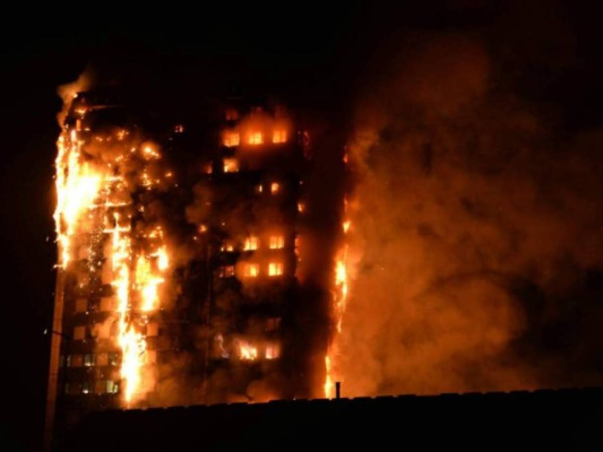 Voraz incendio consume la Grenfell Tower, un edificio de 27 plantas en Londres