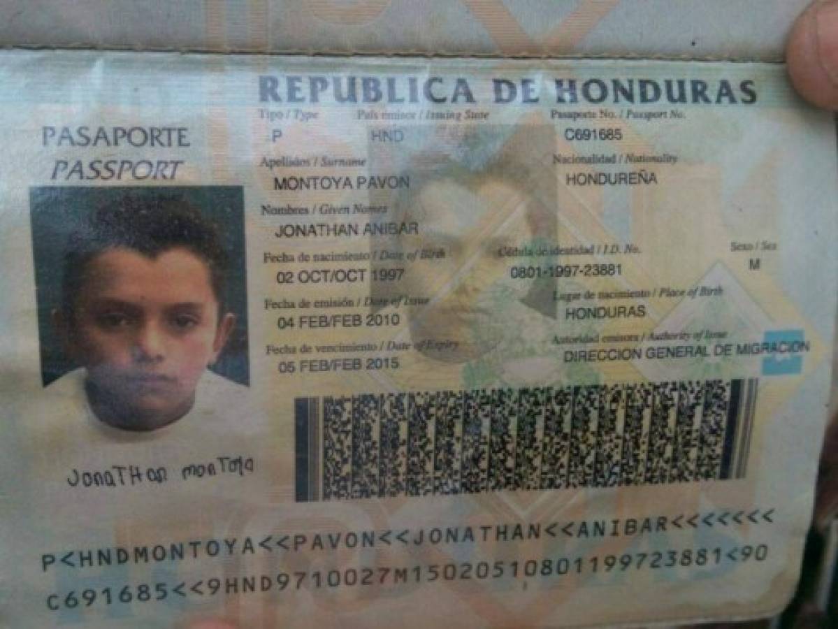 El occiso fue identificado como Jonathan Anibar Montoya Pavón (19), quien quedó inerte junto al vehículo que conducía.
