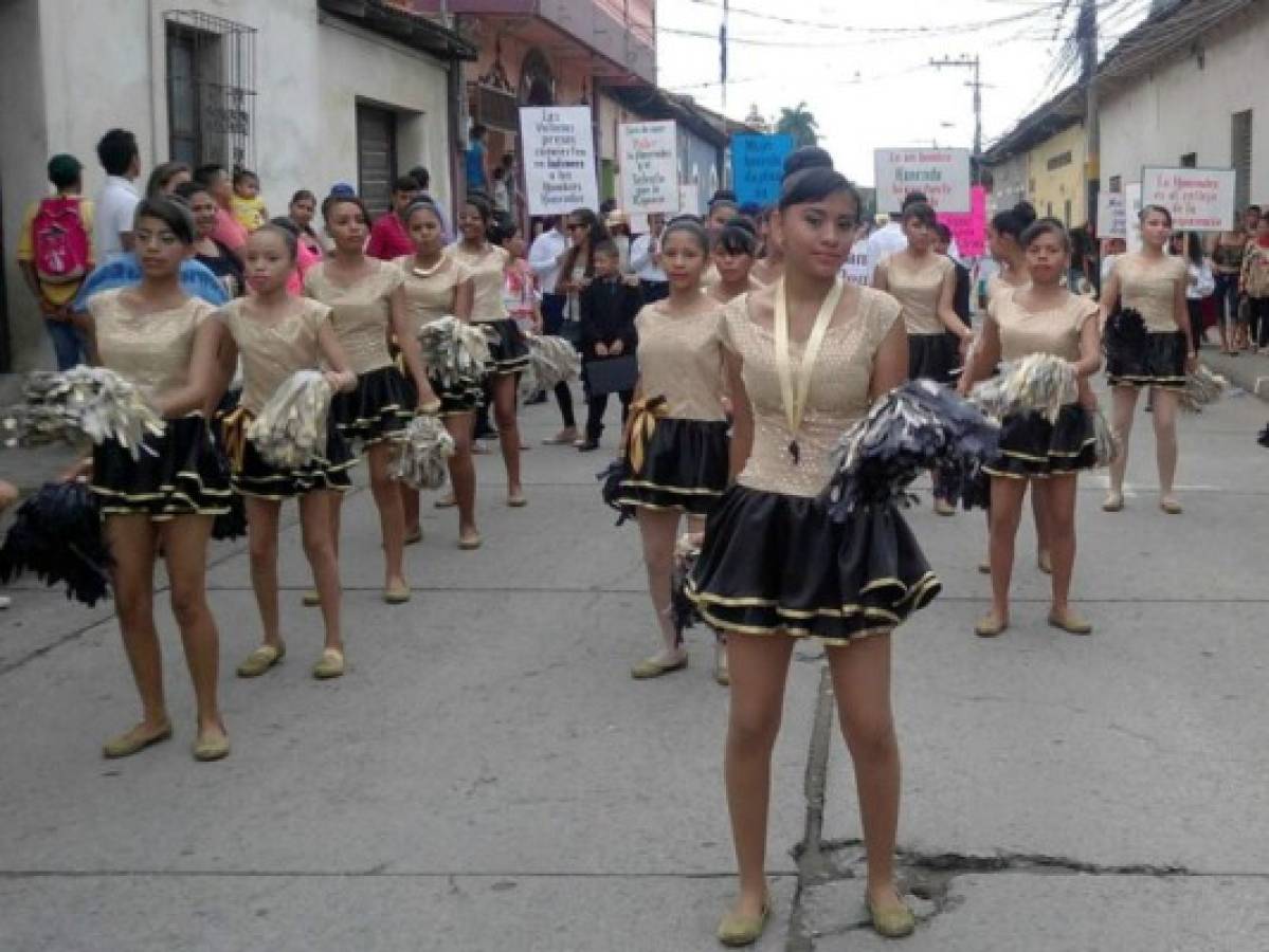 Comayagua rinde honores a la patria con fervoroso desfile