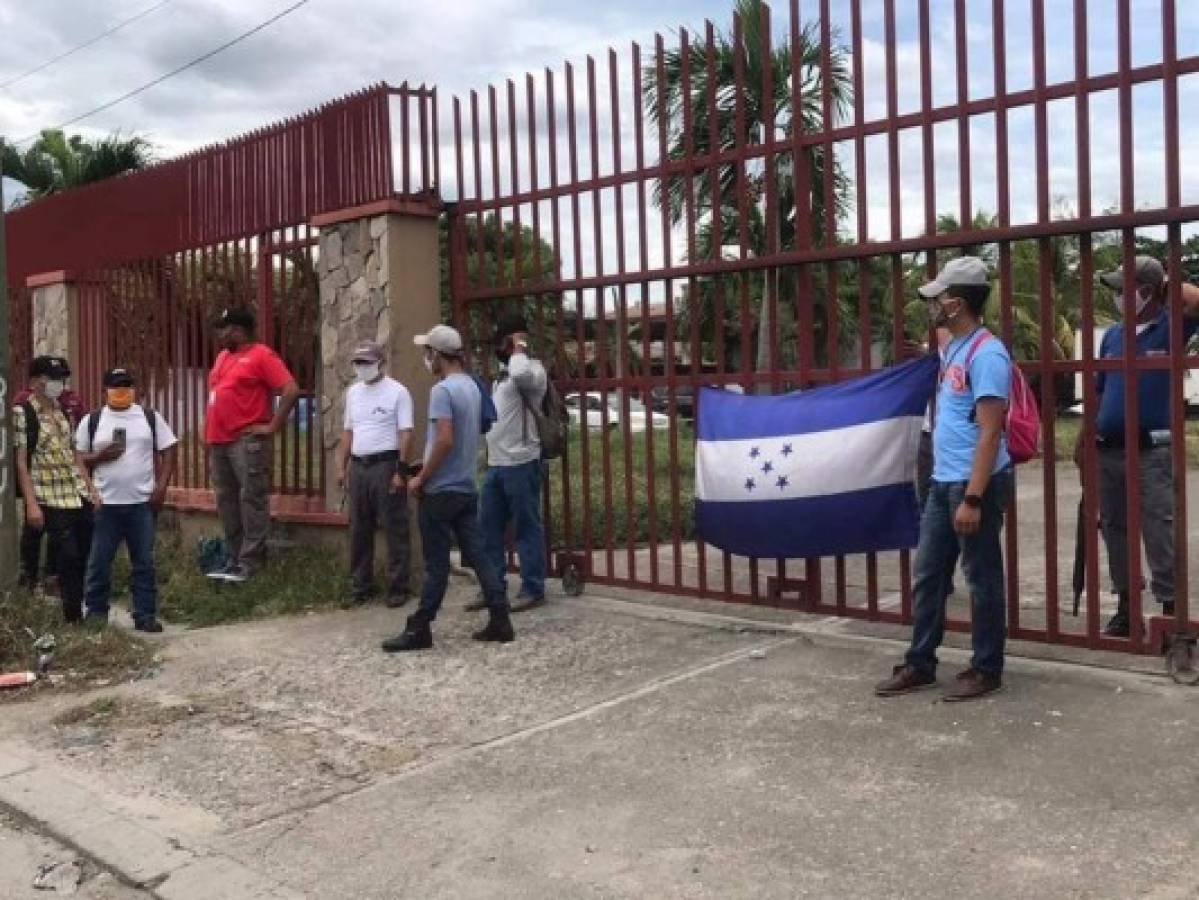 Guardias de la OABI realizan plantón y exigen pago de salarios atrasados