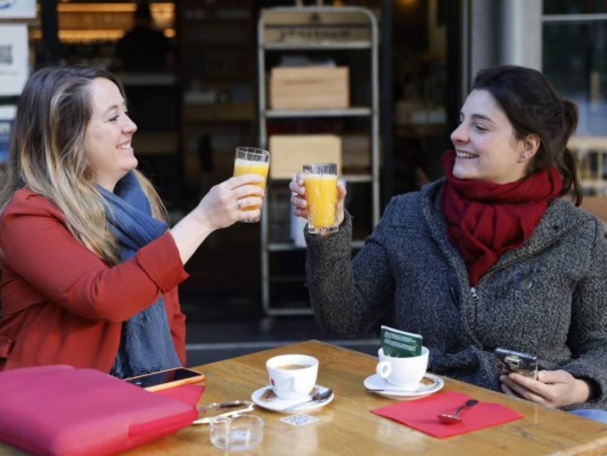 Francia reabre terrazas de cafés y restaurantes tras 6 meses
