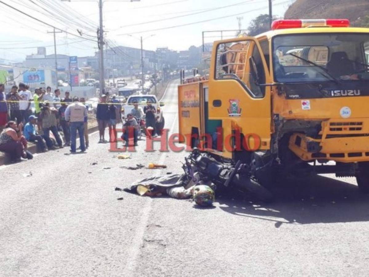 Motociclista muere atropellado por camión de Cuerpo de Bomberos; elementos iban a controlar incendio en DPI