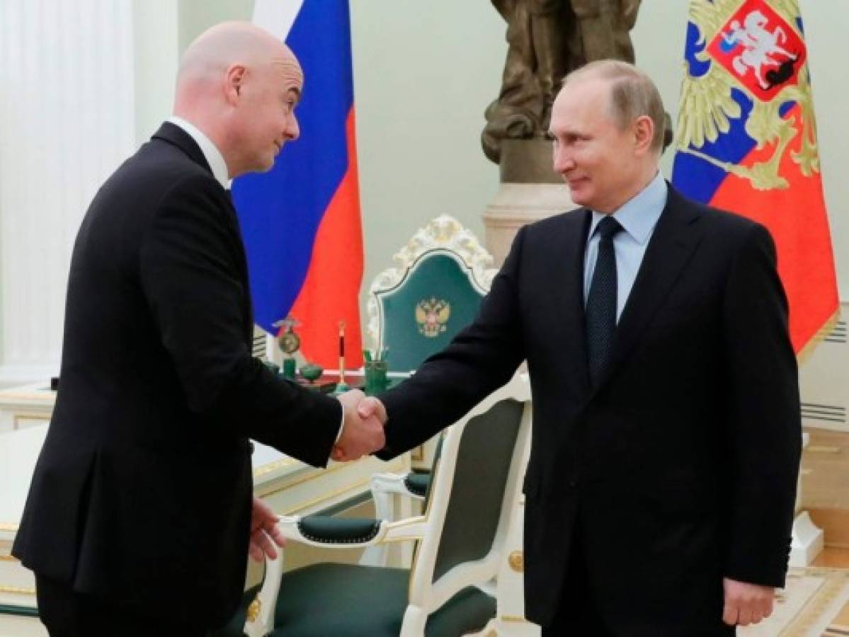 Vladimir Putin y presidente de FIFA discuten preparativos del Mundial