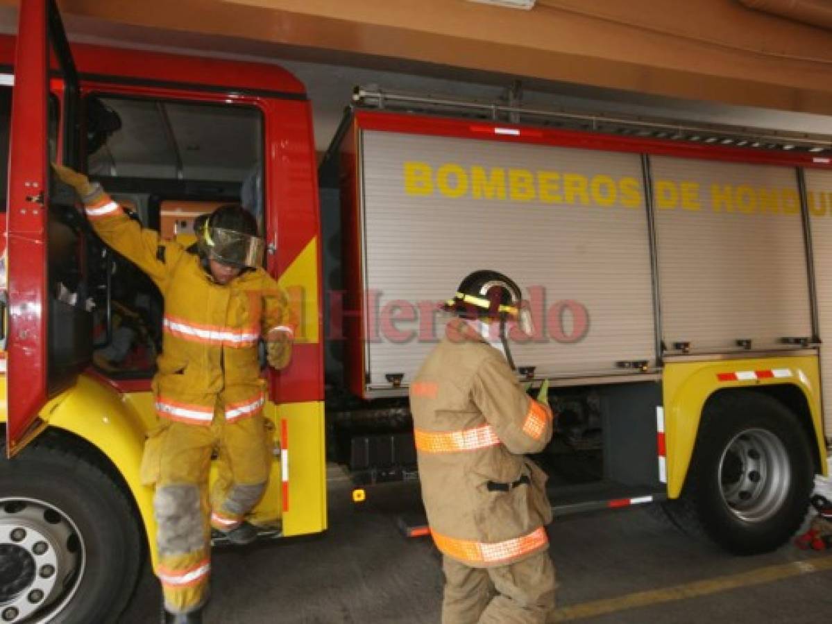 La rapidez con que actúan los bomberos es clave para apagar incendios y atender tragedias. Foto: EfraÍn Salgado/EL HERALDO