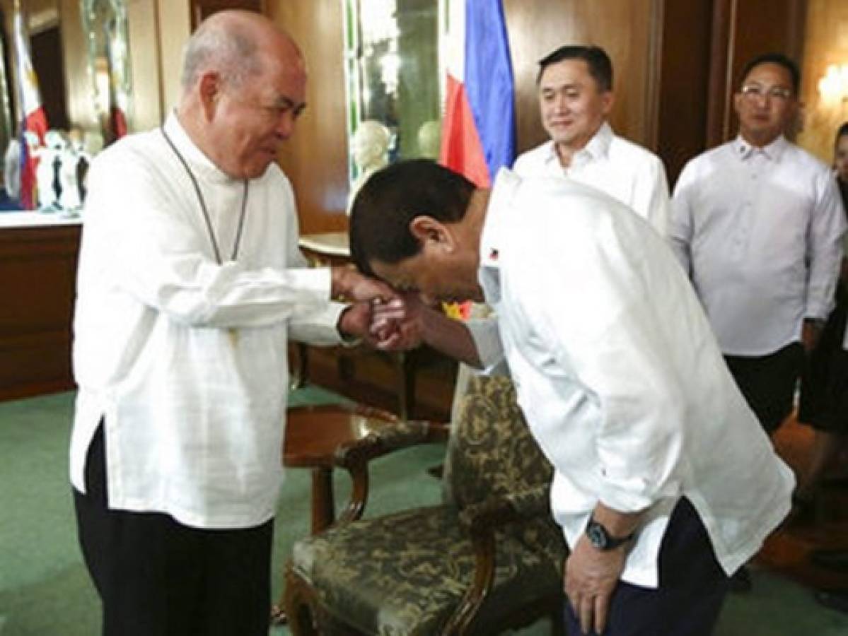 Presidente de Filipinas pide una selfie con Dios para creer que existe 
