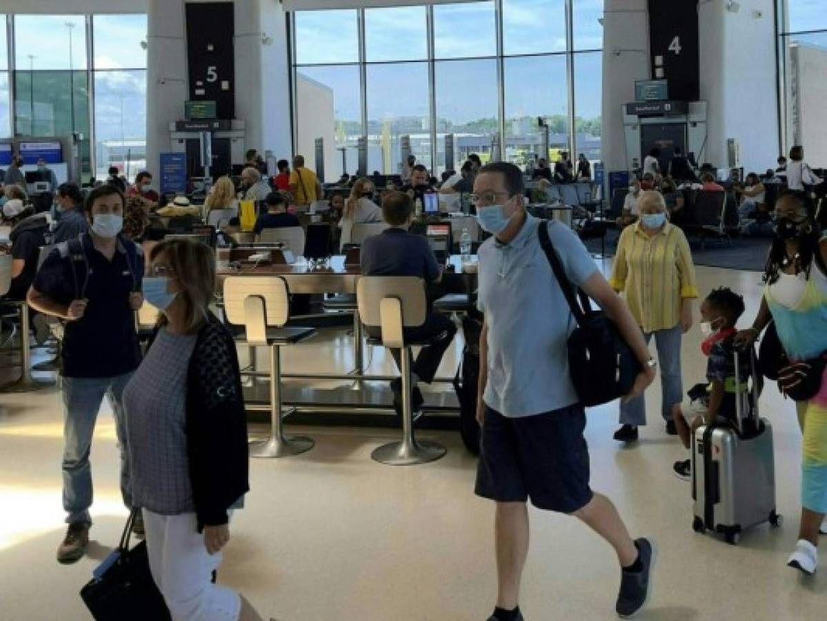 EE UU mantiene restricciones de viajes por la variante Delta
