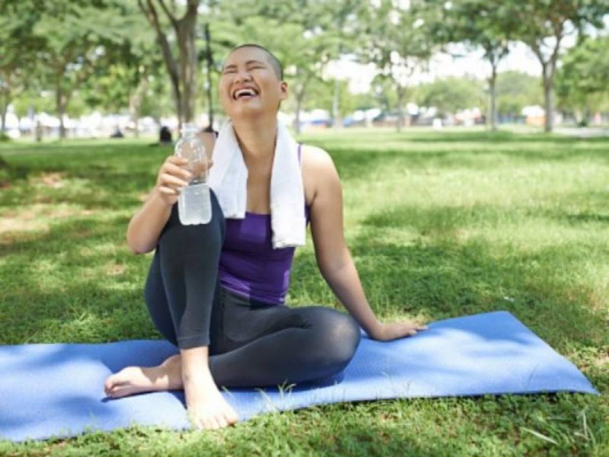 Según estudios, el yoga en pacientes con cáncer de mama ayuda a reducir el estrés, depresión y ansiedad, además favorece a la conciliación del sueño. Foto: Pixabay