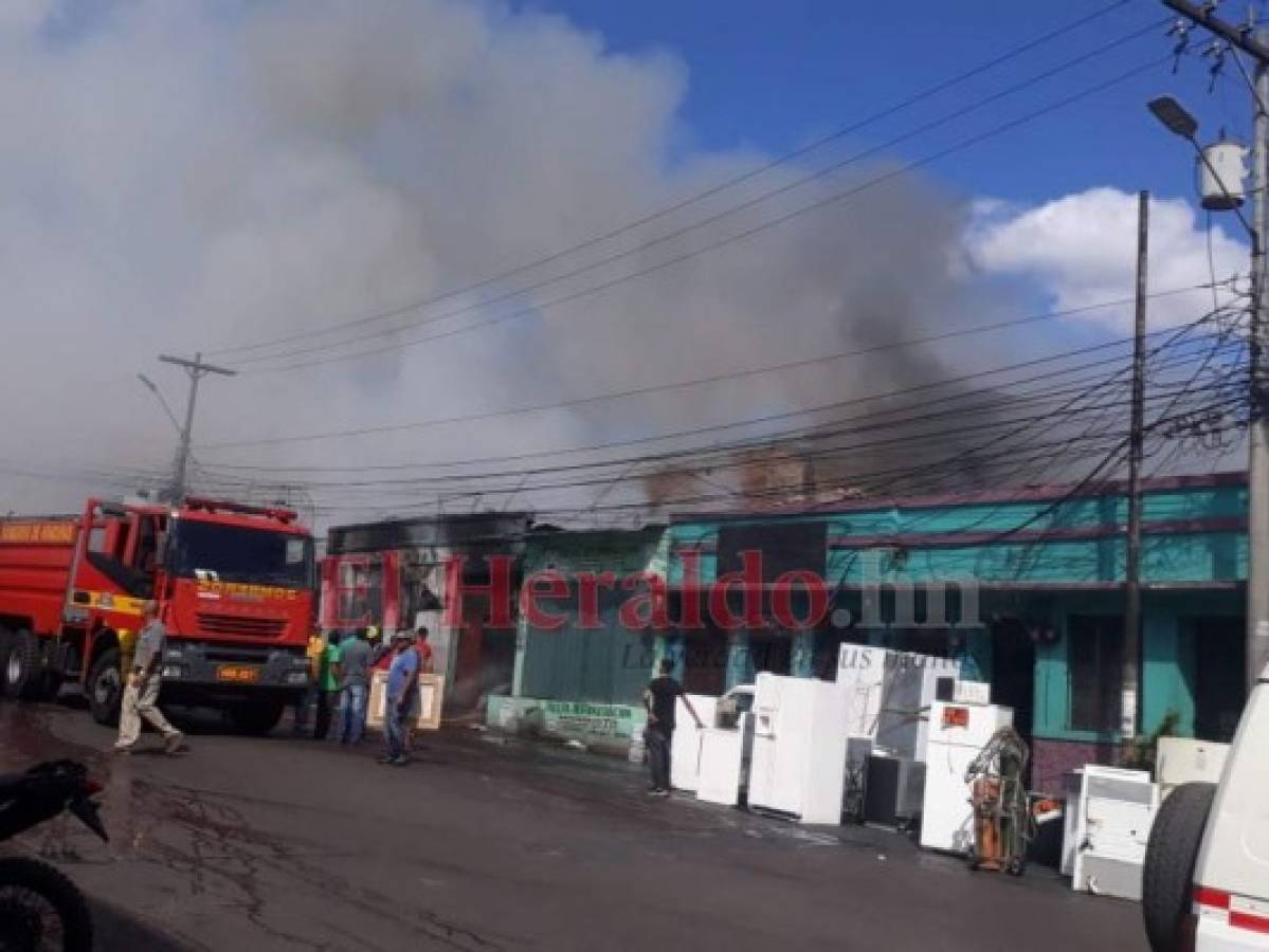 Voraz incendio consume tres viviendas en el barrio Perpetuo Socorro