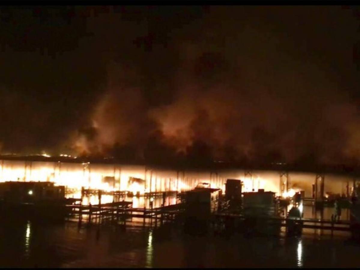 Mueren ocho personas en incendio en puerto de Alabama, EEUU