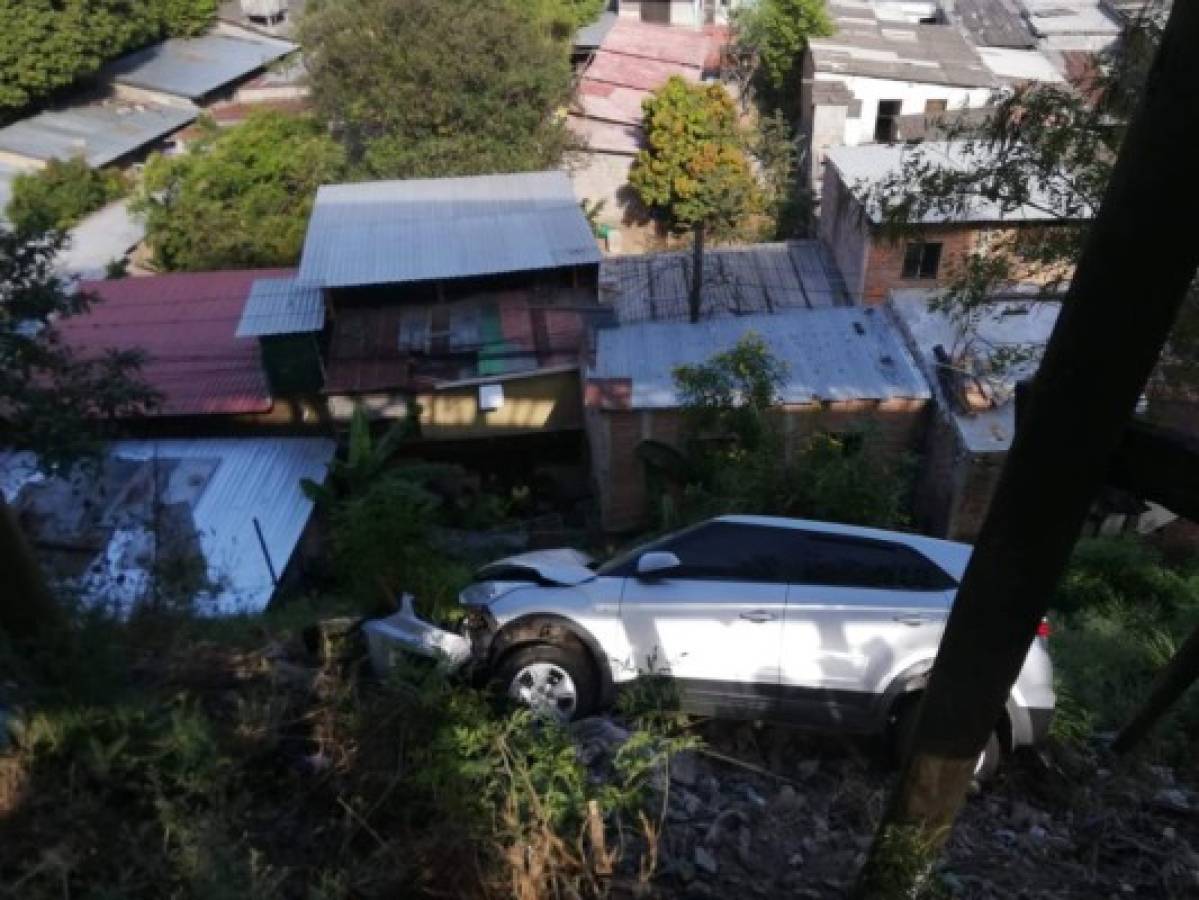 A pocos metros de los techos de las casas quedó el automotor.