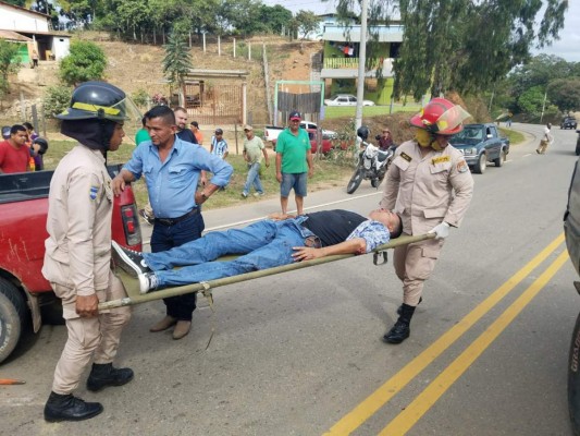 Uno de los heridos en llevado en una camilla por miembros del Cuerpo de Bomberos de Honduras.