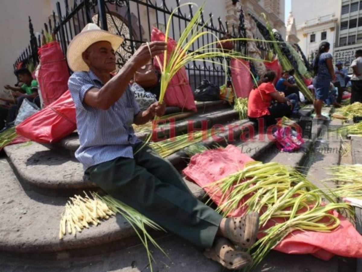 Peregrinos ofertan ramos y cruces en diferentes puntos de la capital en el inicio de la Semana Santa