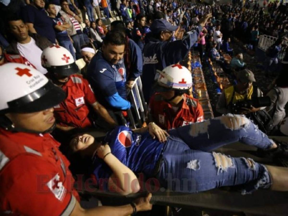 Momento en el que la presentadora era llevada de emergencia. (Fotos: David Romero / EL HERALDO)