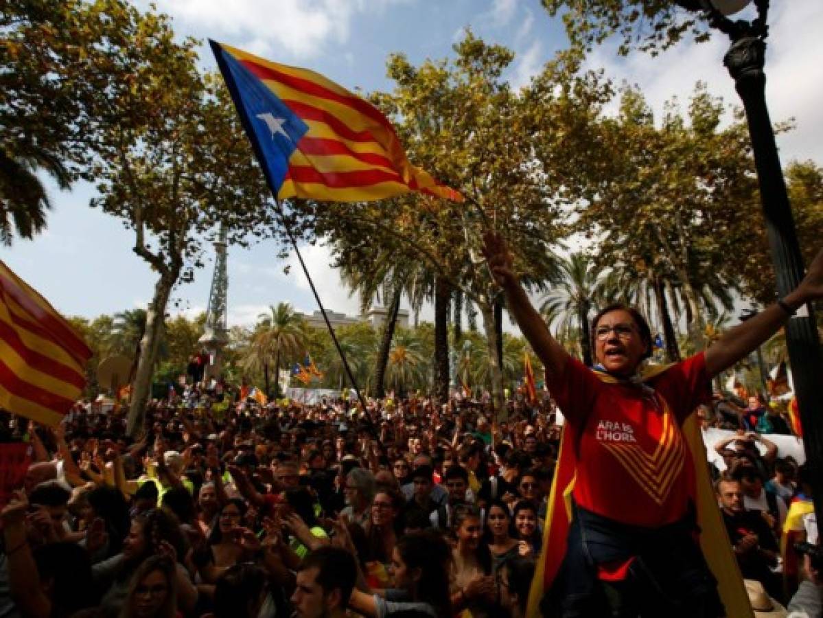 Cataluña suspende declaración de independencia para negociar con España