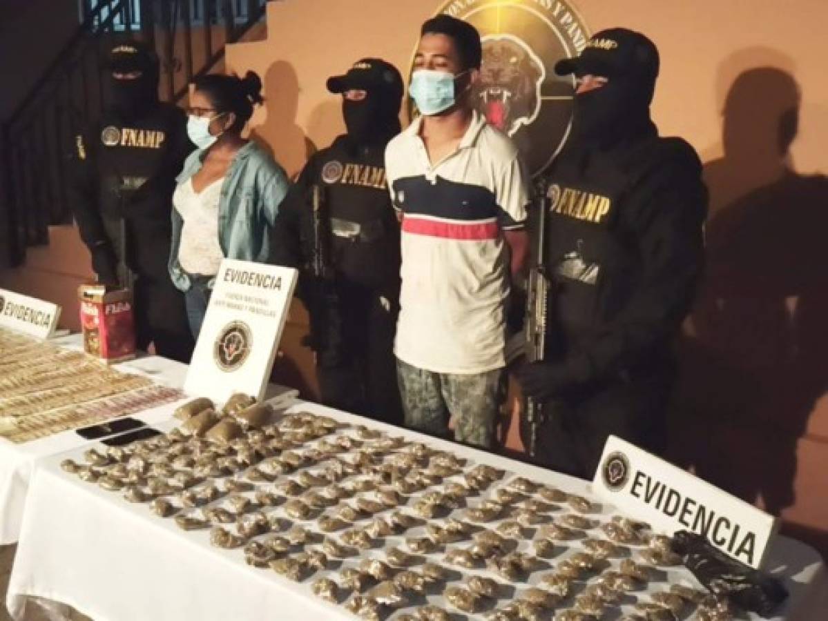 Caen 'El Negro' y 'La Pitufa' con 22 mil lempiras y droga en la capital de Honduras